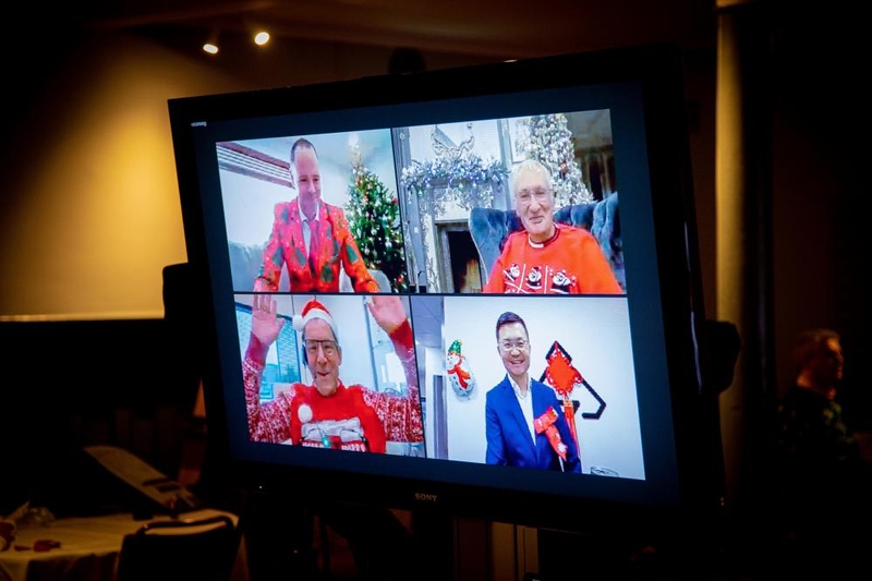 Deltagare på skärm på digitalt event med julstämning